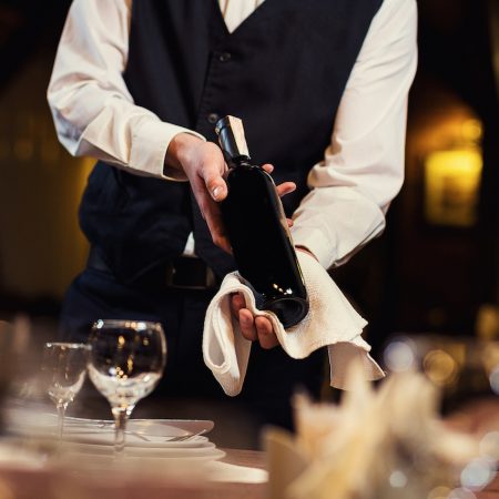 Подача и сервировка вина для официантов